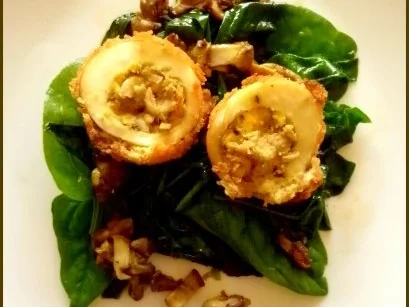 Gefülltes und paniertes Ei auf Steinpilz-Spinat - Rezept
