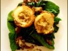 Gefülltes und paniertes Ei auf Steinpilz-Spinat - Rezept