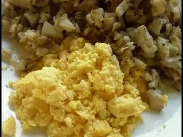 Gefülltes und paniertes Ei auf Steinpilz-Spinat - Rezept - Bild Nr. 3