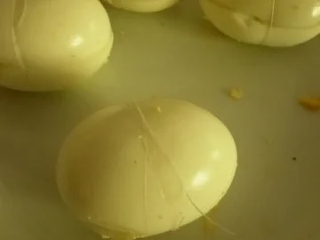 Gefülltes und paniertes Ei auf Steinpilz-Spinat - Rezept - Bild Nr. 5