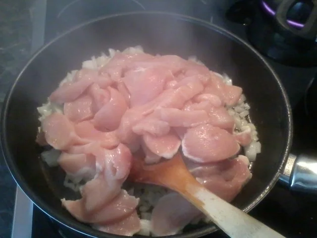 Rezept: Hühnerfilet in Champignonsahnesauce mit frischen Kräutern Bild Nr. 2 Hühnerfilet in Champignonsahnesauce mit frischen Kräutern - Rezept - Bild Nr. 2