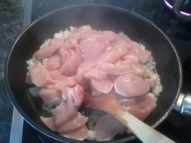 Rezept: Hühnerfilet in Champignonsahnesauce mit frischen Kräutern Bild Nr. 3 Hühnerfilet in Champignonsahnesauce mit frischen Kräutern - Rezept - Bild Nr. 3