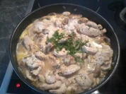 Hühnerfilet in Champignonsahnesauce mit frischen Kräutern - Rezept