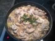 Hühnerfilet in Champignonsahnesauce mit frischen Kräutern - Rezept