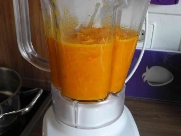 Rezept: Suppe & Eintopf : Cremige Kürbissuppe mit Chili Bild Nr. 8 Suppe & Eintopf : Cremige Kürbissuppe mit Chili - Rezept - Bild Nr. 8