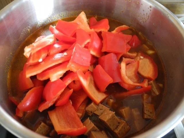 Rezept: Veggi -Tag : Veganes Gulasch an Kürbis - Reis Bild Nr. 13 Veggi -Tag : Veganes Gulasch an Kürbis - Reis - Rezept - Bild Nr. 13