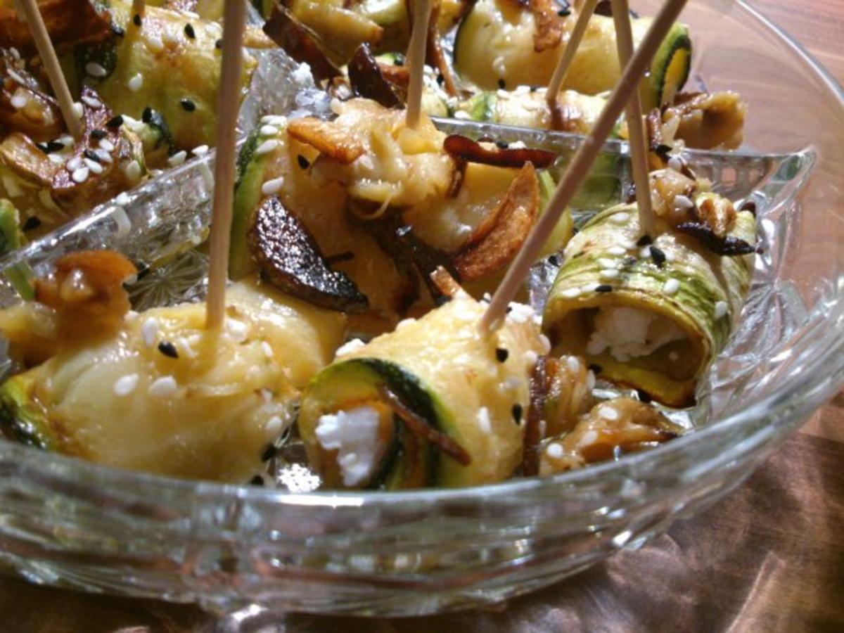 gefüllte Zucchini Röllchen mit Feta und Knoblauchstiften - Rezept