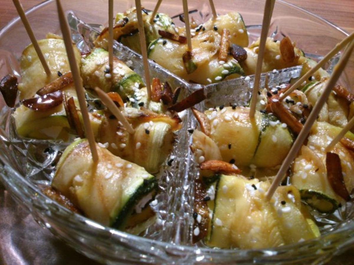 gefüllte Zucchini Röllchen mit Feta und Knoblauchstiften - Rezept - Bild Nr. 3