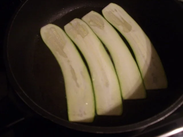 Rezept: Finger food - Zucchiniröllchen - mariniert Bild Nr. 3 Finger food - Zucchiniröllchen - mariniert - Rezept - Bild Nr. 3