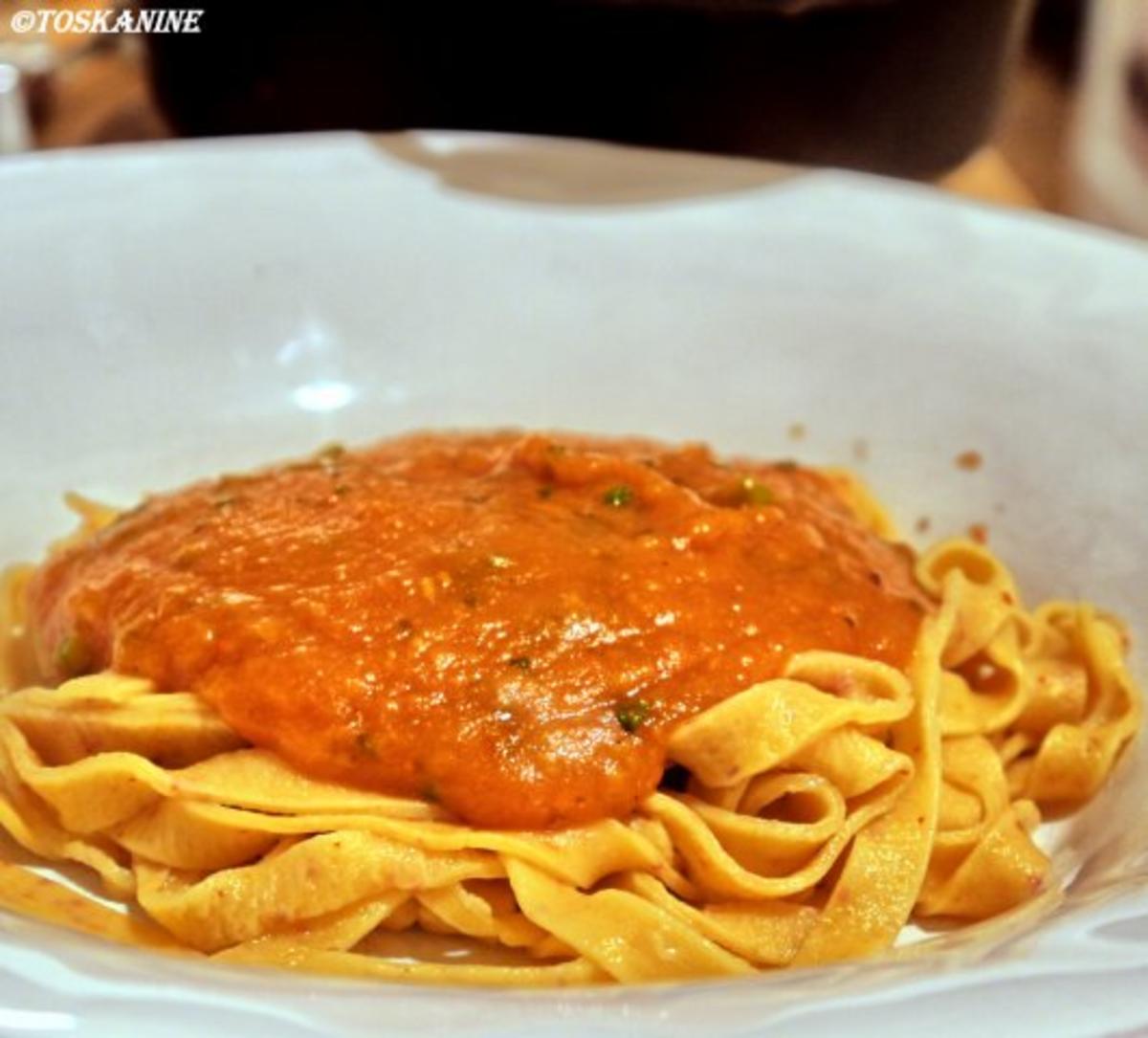 Scharfe Tagliatelle mit Kürbis-Orangen-Tomaten-Sauce - Rezept - Bild Nr. 14