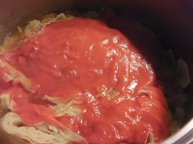 ungarische Krautrouladen / Kohlrouladen in Tomatensoße (Töltött káposzta) - Rezept - Bild Nr. 16