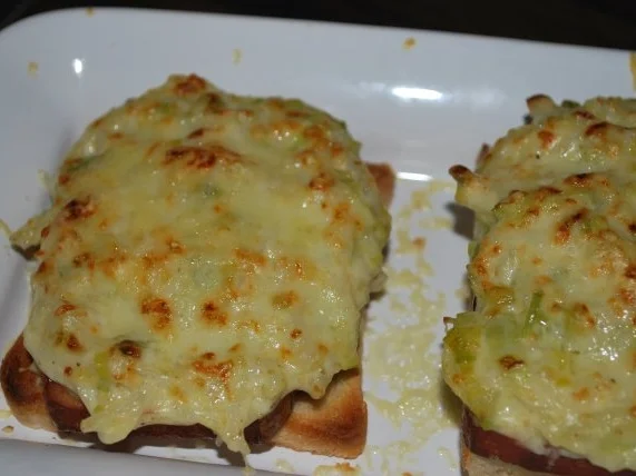 Leberkäse-Schnitte mit Lauch-Zwiebel-Haube - Rezept