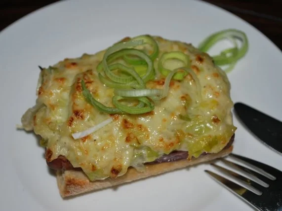 Leberkäse-Schnitte mit Lauch-Zwiebel-Haube - Rezept - Bild Nr. 2