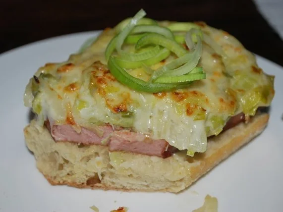 Leberkäse-Schnitte mit Lauch-Zwiebel-Haube - Rezept - Bild Nr. 3