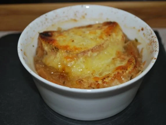 Rezept: Gratinierte französische Zwiebelsuppe Bild Nr. 3 Gratinierte französische Zwiebelsuppe - Rezept - Bild Nr. 3