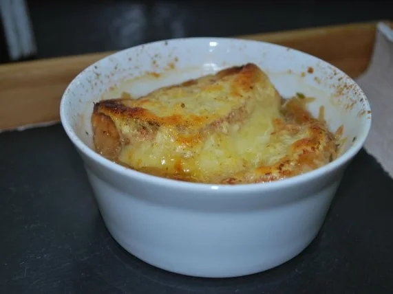 Rezept: Gratinierte französische Zwiebelsuppe Bild Nr. 4 Gratinierte französische Zwiebelsuppe - Rezept - Bild Nr. 4