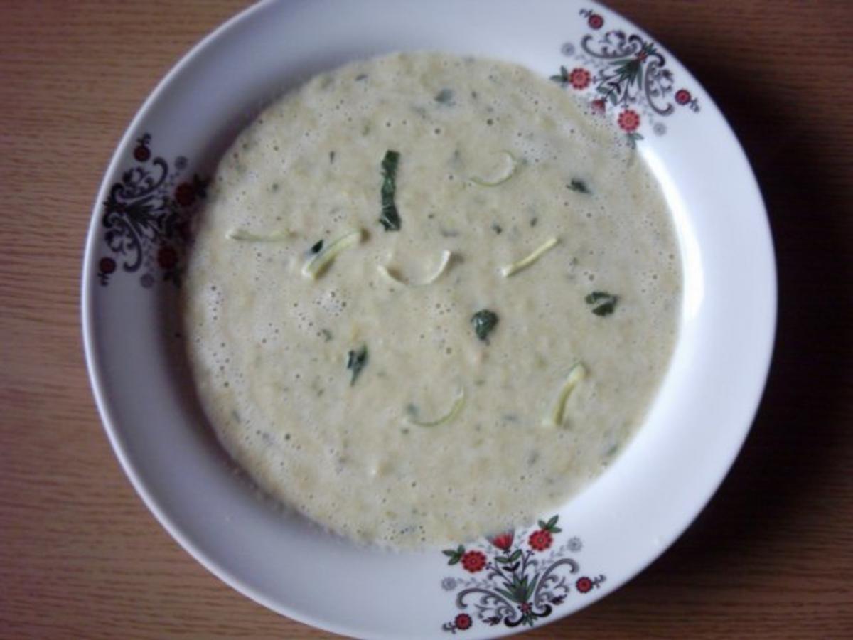 Bilder für Lauchcremesuppe mit Lauchstange und Zwiebel gehackt - Rezept