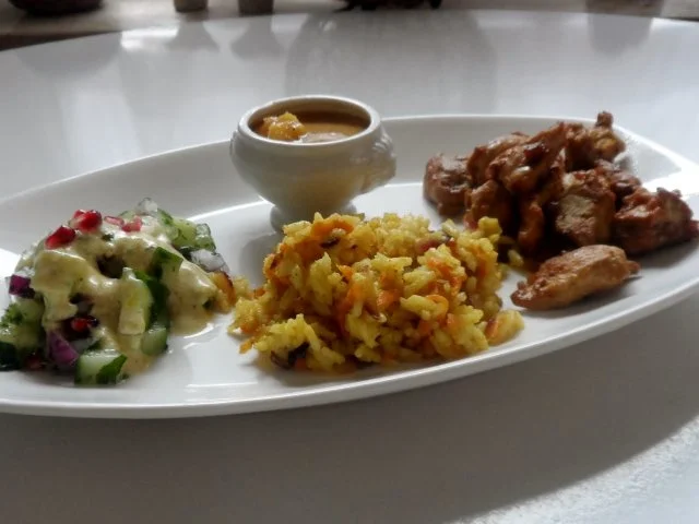 Teriyaki-Hähnchen mit Mango-Erdnuss-Soße, Curry-Möhren-Reis und Granatapfel-Gurken-Salat - Rezept