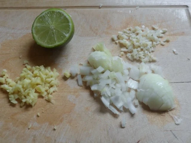 Teriyaki-Hähnchen mit Mango-Erdnuss-Soße, Curry-Möhren-Reis und Granatapfel-Gurken-Salat - Rezept - Bild Nr. 2