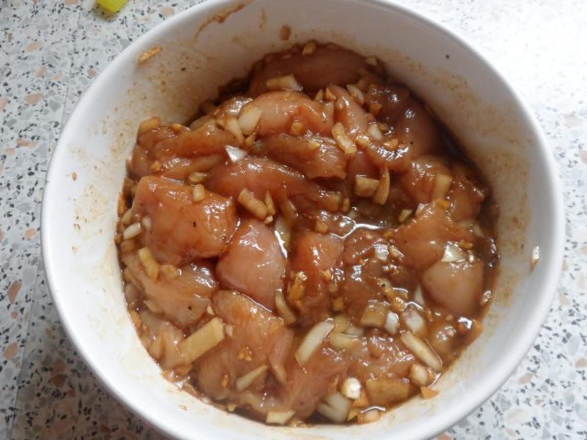 Teriyaki-Hähnchen mit Mango-Erdnuss-Soße, Curry-Möhren-Reis und Granatapfel-Gurken-Salat - Rezept - Bild Nr. 3