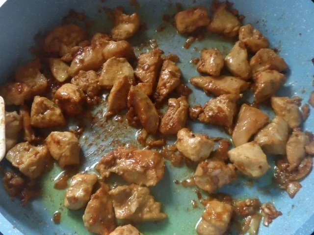 Teriyaki-Hähnchen mit Mango-Erdnuss-Soße, Curry-Möhren-Reis und Granatapfel-Gurken-Salat - Rezept - Bild Nr. 9