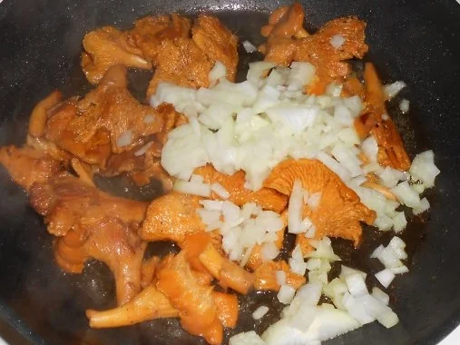 Rezept: Gebratene Pfifferlinge auf buntem Romanasalat Bild Nr. 5 Gebratene Pfifferlinge auf buntem Romanasalat - Rezept - Bild Nr. 5