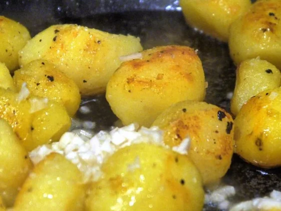 Fruchtige Hähnchenpfanne mit Knoblauch-Drilligen - Rezept - Bild Nr. 9