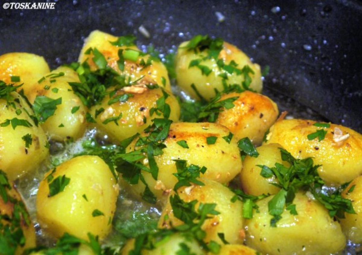 Fruchtige Hähnchenpfanne mit Knoblauch-Drilligen - Rezept - kochbar.de