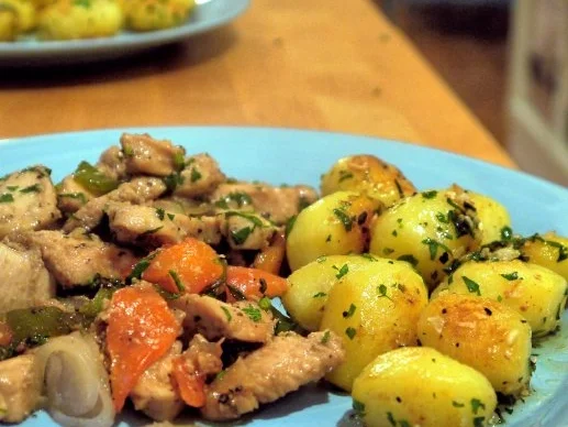 Fruchtige Hähnchenpfanne mit Knoblauch-Drilligen - Rezept - Bild Nr. 12