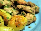 Fruchtige Hähnchenpfanne mit Knoblauch-Drilligen - Rezept