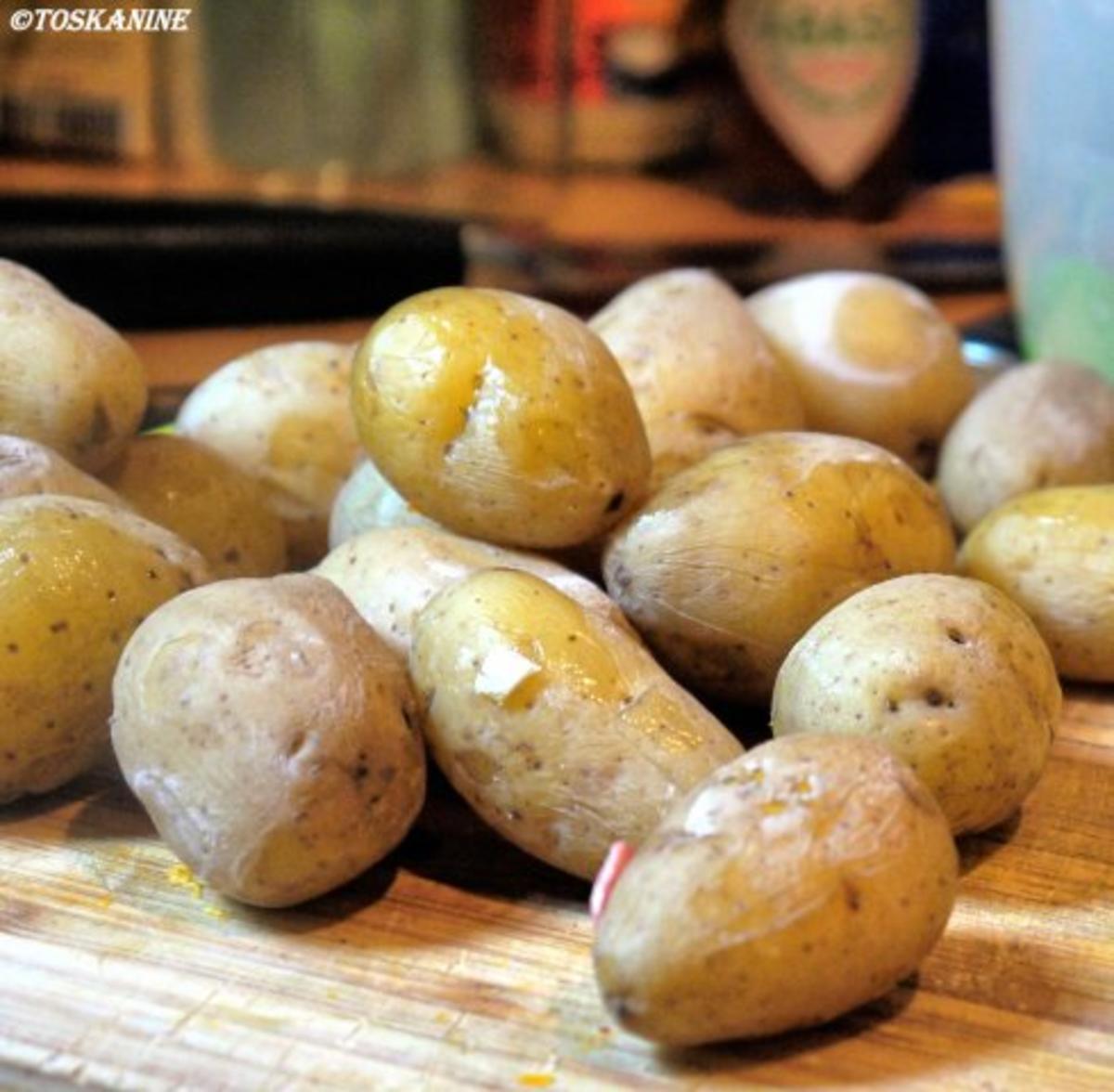 Fruchtige Hähnchenpfanne mit Knoblauch-Drilligen - Rezept - kochbar.de