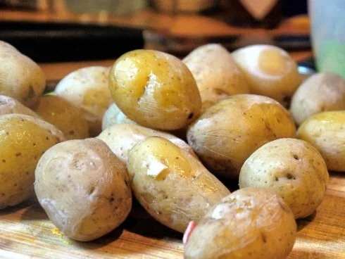 Fruchtige Hähnchenpfanne mit Knoblauch-Drilligen - Rezept - Bild Nr. 2