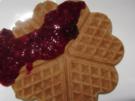 Feine Mandelwaffeln mit Waldbeerensauce - Rezept