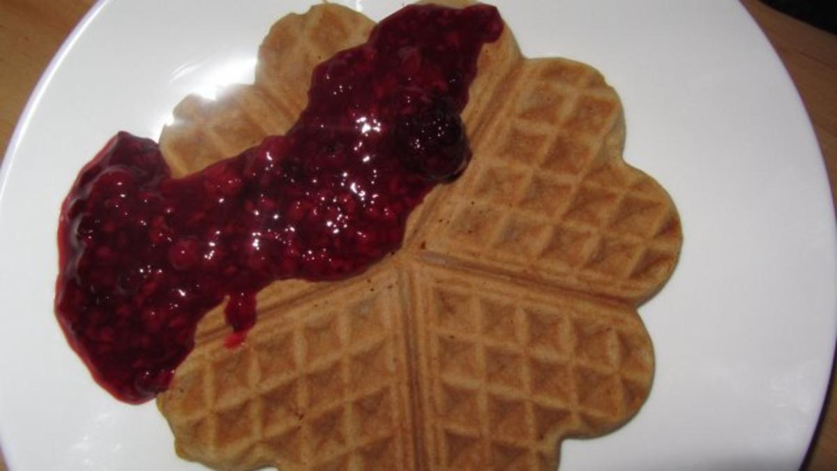 Bilder für Feine Mandelwaffeln mit Waldbeerensauce - Rezept