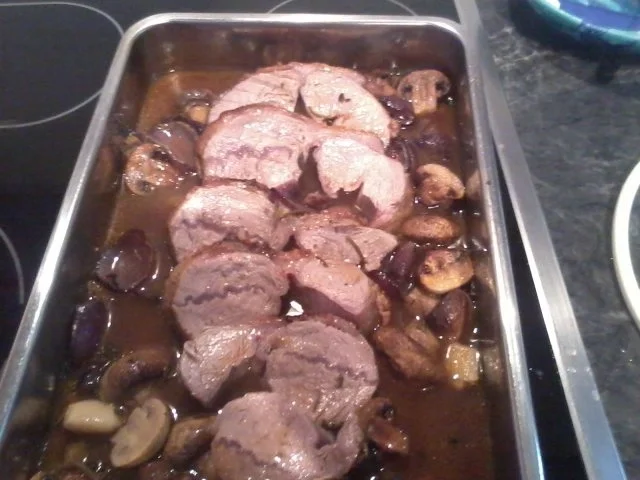 Rezept: Rollbraten aus Kalbfleisch in Champignon-Zwiebel-Beet Bild Nr. 6 Rollbraten aus Kalbfleisch in Champignon-Zwiebel-Beet - Rezept - Bild Nr. 6