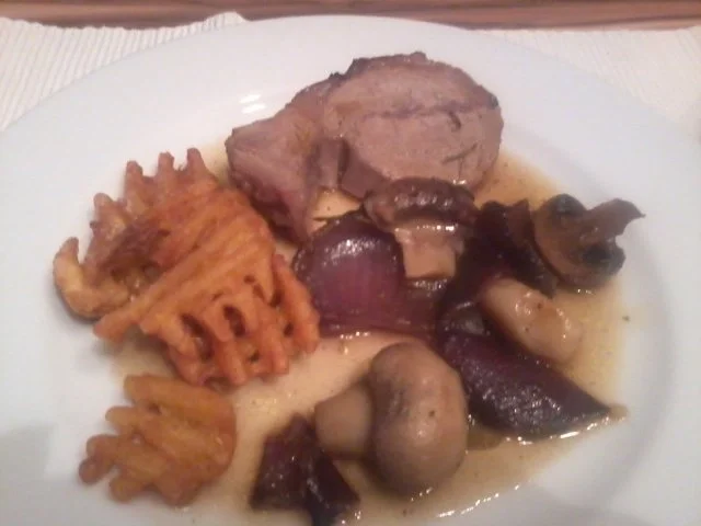 Rezept: Rollbraten aus Kalbfleisch in Champignon-Zwiebel-Beet Rollbraten aus Kalbfleisch in Champignon-Zwiebel-Beet - Rezept