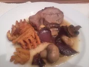 Rezept: Rollbraten aus Kalbfleisch in Champignon-Zwiebel-Beet Rollbraten aus Kalbfleisch in Champignon-Zwiebel-Beet - Rezept