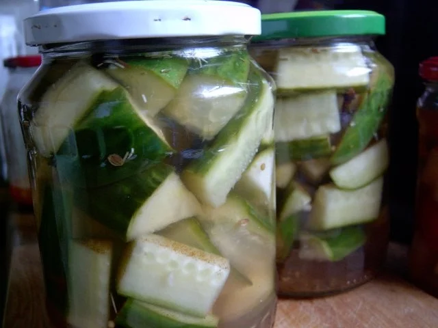 Gurkensticks in Weinessig eingelegt - Rezept