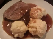 Zarter Rinderschmorbraten mit verunglückten Grießknödel :-D - Rezept
