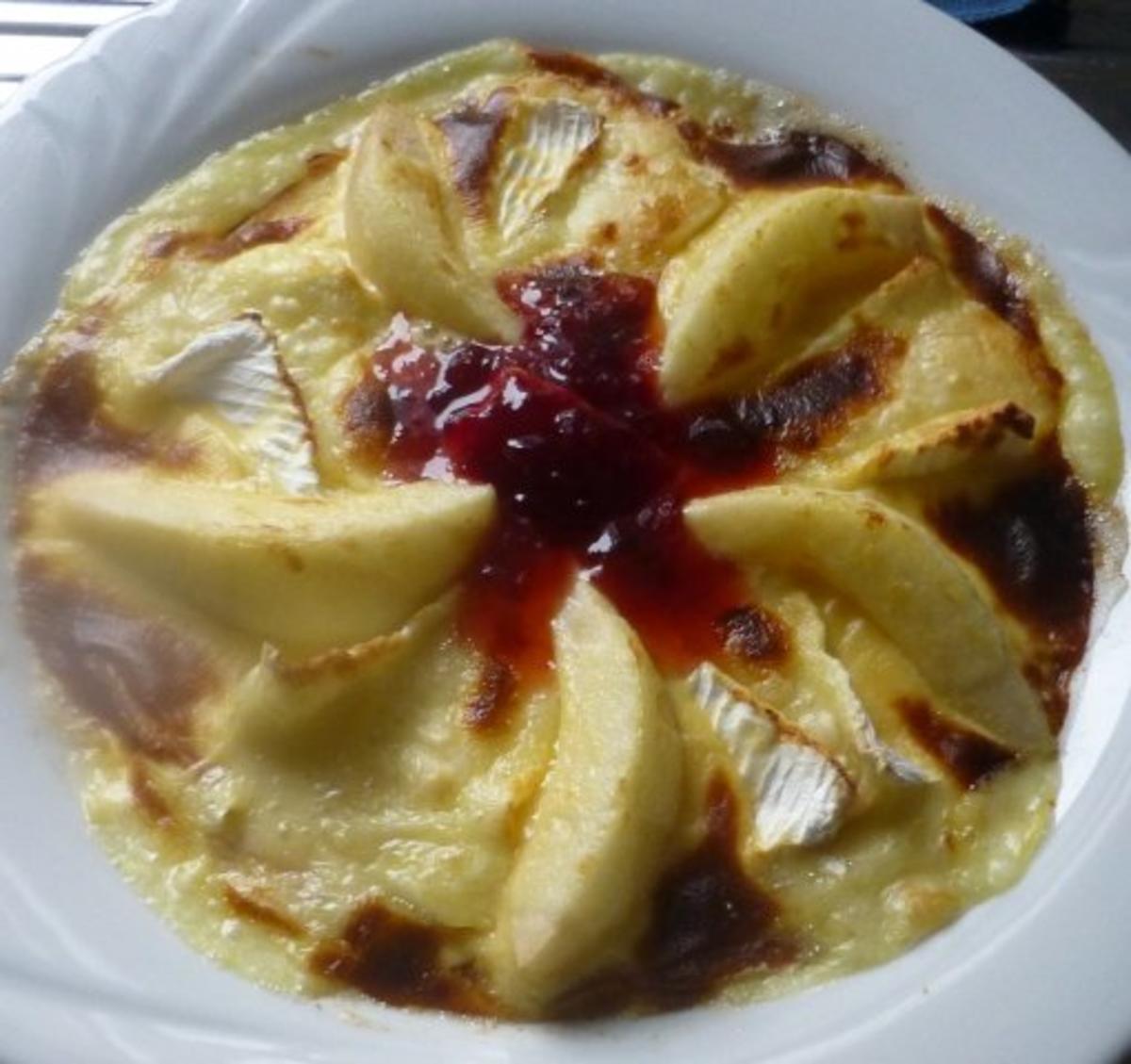 Eierkuchen mit Camembert,Williams Christbirne und Käsecreme überbacken - Rezept