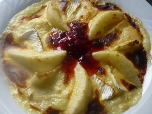 Eierkuchen mit Camembert,Williams Christbirne und Käsecreme überbacken - Rezept