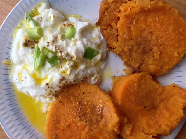 Rezept: Süßkartoffel mit Schmand und Rucolasalat Bild Nr. 3 Süßkartoffel mit Schmand und Rucolasalat - Rezept - Bild Nr. 3