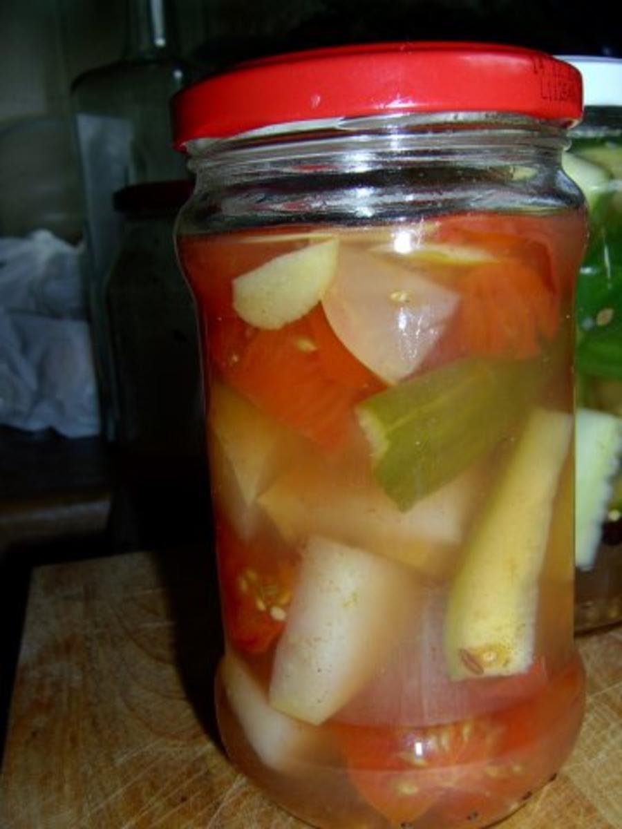 Gurkensticks, Tomaten und Äpfel-Mix in Weinessig eingelegt - Rezept