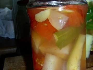 Gurkensticks, Tomaten und Äpfel-Mix in Weinessig eingelegt - Rezept