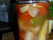 Gurkensticks, Tomaten und Äpfel-Mix in Weinessig eingelegt - Rezept
