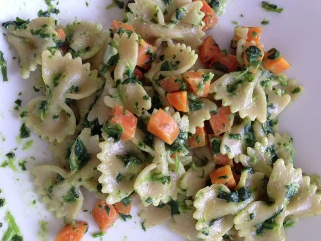 Farfalle mit Spinat und Karotten - Rezept