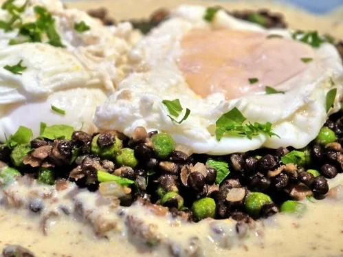 Rezept: Pochierte Eier auf Linsengemüse mit einer Senfsauce Pochierte Eier auf Linsengemüse mit einer Senfsauce - Rezept