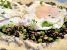 Pochierte Eier auf Linsengemüse mit einer Senfsauce - Rezept