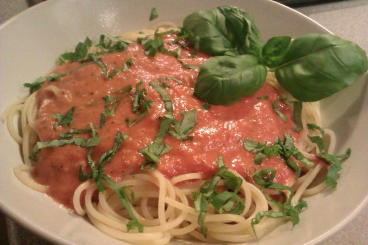 Spaghetti mit Tomaten-Mozzarellasoße - Rezept