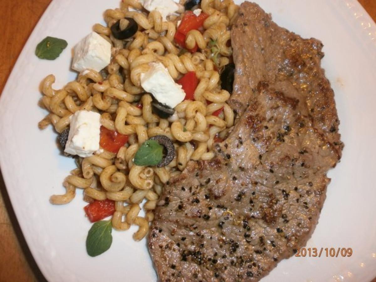 Nudelsalat griechisch angehaucht mit Rinder-Minutensteaks vom ...